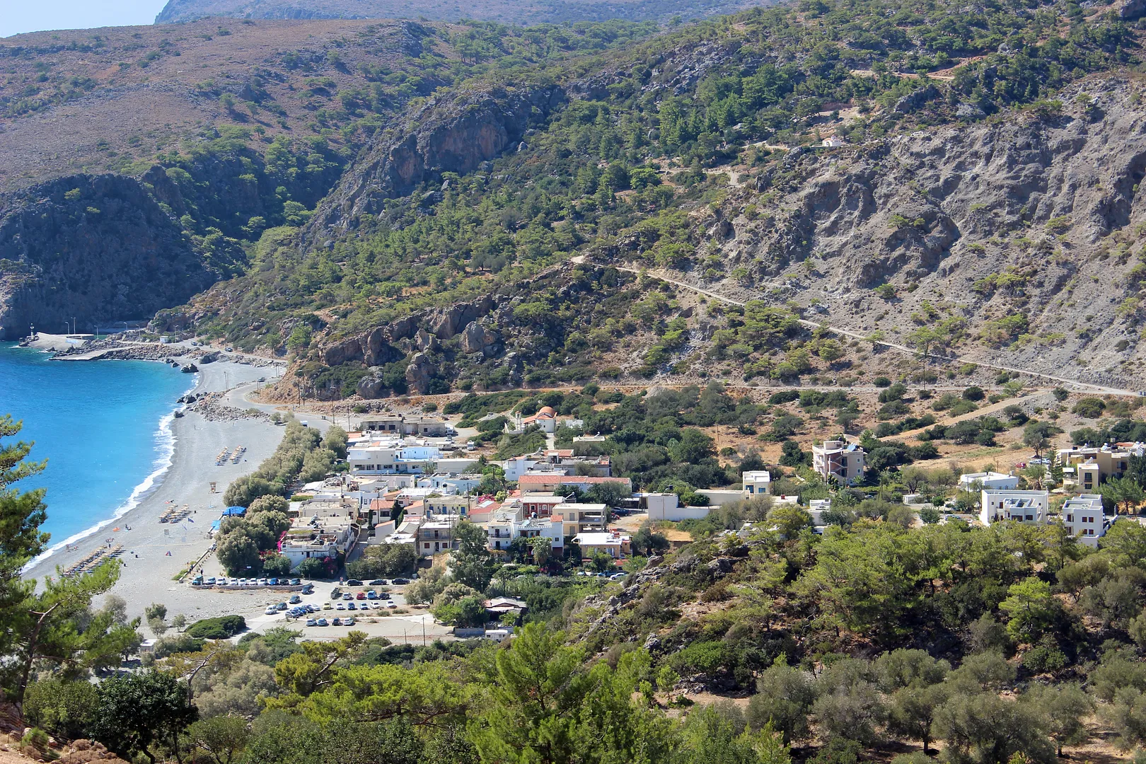 Πανοραμική θέα της Σούγιας με την παραλία και τα βουνά στο βάθος