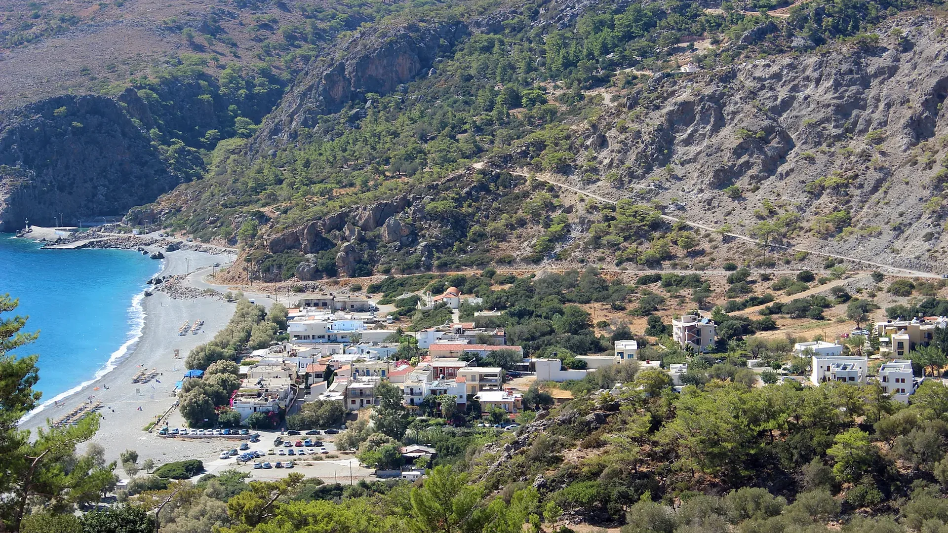 Πανοραμική θέα της Σούγιας με την παραλία και τα βουνά στο βάθος