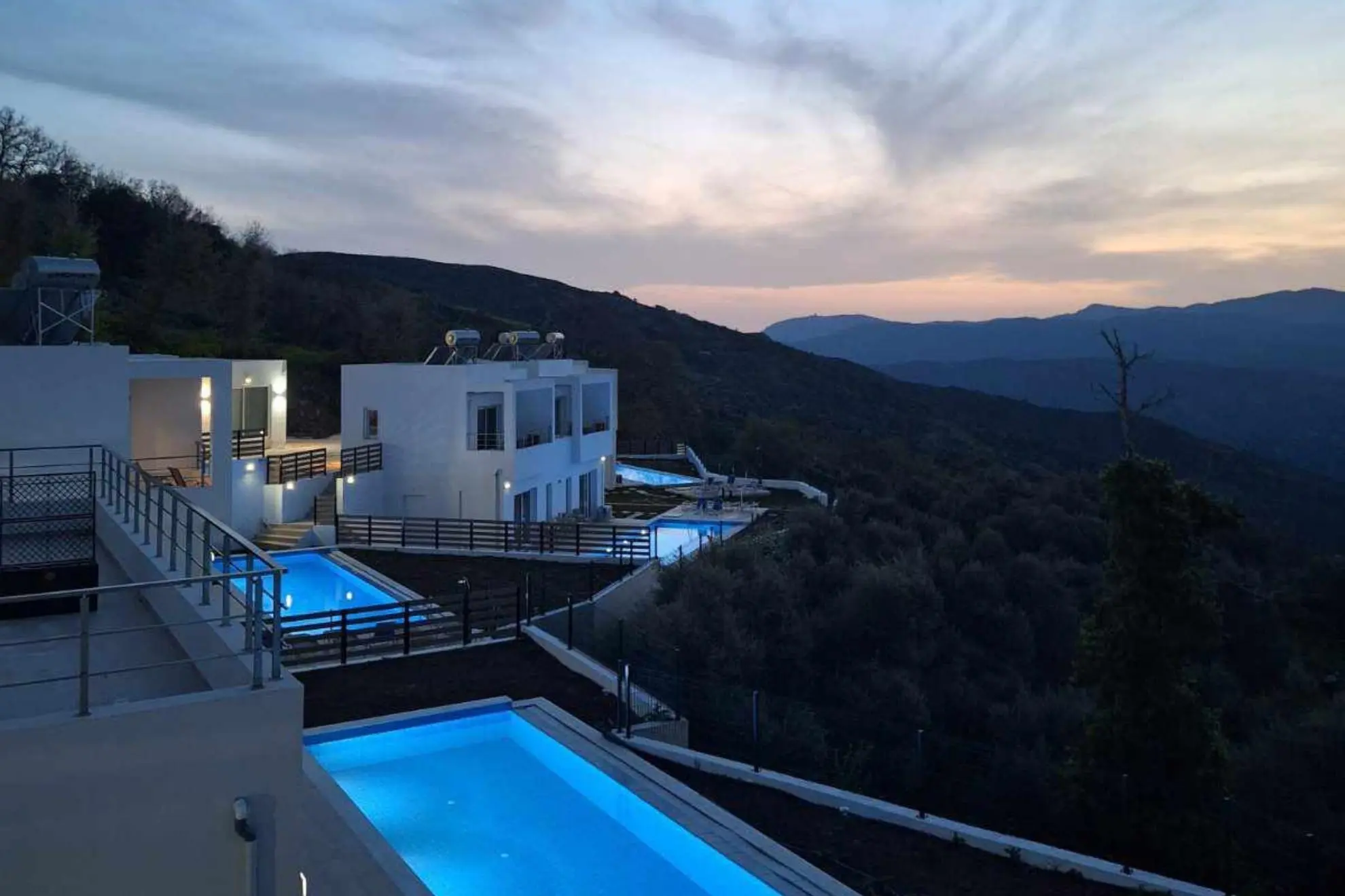 Θέα του καταλύματος τη νύχτα