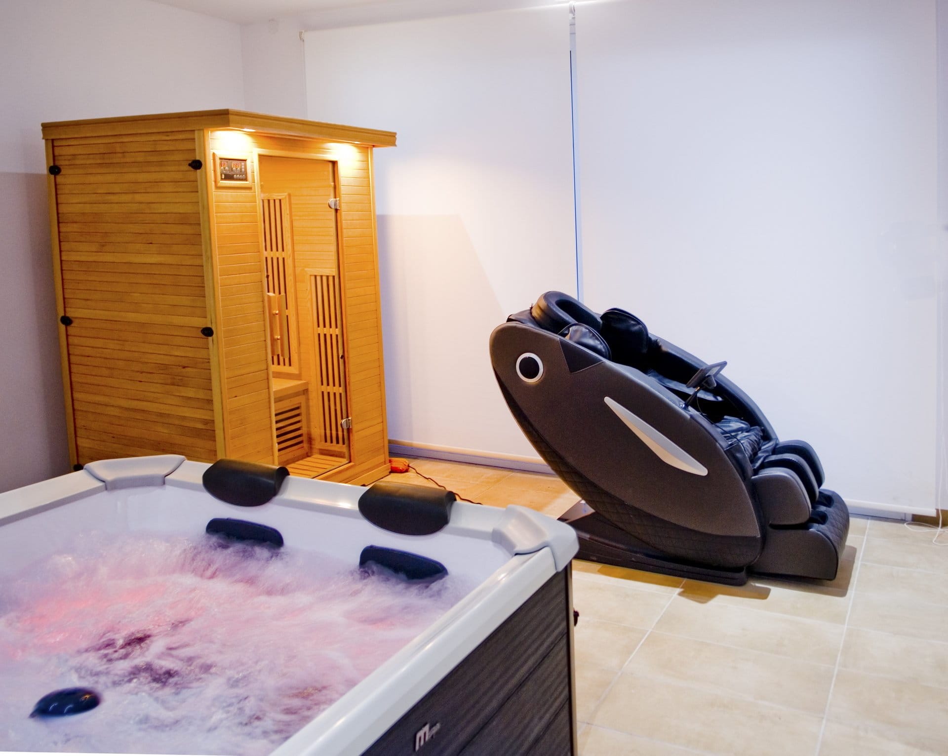 Spa with jacuzzi, sauna and anatomic chair